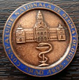 INSIGNA DIN PERIOADA COMUNISTA - CONSFATUIRE NATIONALA DE DERMATOLOGIE-ARAD 1985, Romania de la 1950