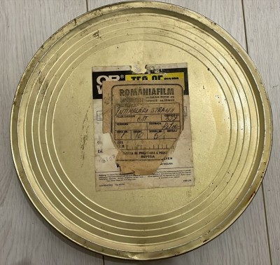 Cutie tablă rolă peliculă film Romaniafilm, perioada comunistă, INTAMPLARI STRANII, Fabrica BUFTEA, epoca de aur, Ceausescu, 28 cm diam si 4.5 cm h foto