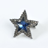 Brosa martisorstea cu piatra albastra