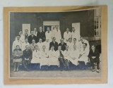 STUDENTI SI PROFESORI IN FATA CLINICII PROF. E. BEZANCON , FACULTATEA DE MEDICINA DIN PARIS , PERIOADA INTERBELICA , FOTOGRAFIE CU PASPARTU