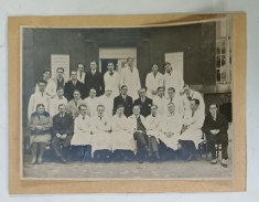 STUDENTI SI PROFESORI IN FATA CLINICII PROF. E. BEZANCON , FACULTATEA DE MEDICINA DIN PARIS , PERIOADA INTERBELICA , FOTOGRAFIE CU PASPARTU