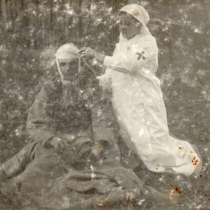 Fotografie din Primul razboi mondial WWI Soldat Ranit ingrijit de sora medicala