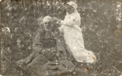 Fotografie din Primul razboi mondial WWI Soldat Ranit ingrijit de sora medicala foto