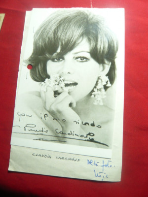 Fotografie Claudia Cardinale cu autograf fotografiat ,dim.=15x9,6cm foto