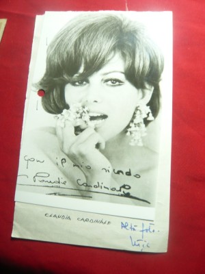 Fotografie Claudia Cardinale cu autograf fotografiat ,dim.=15x9,6cm foto