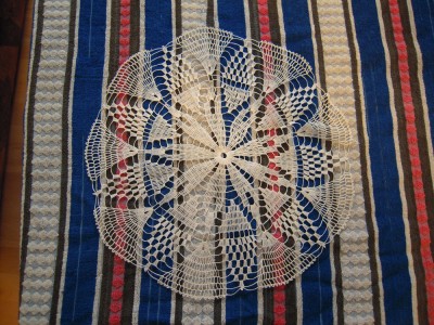 Macrame (mileu) de culoare alba cu diametrul de 38 centimetri foto