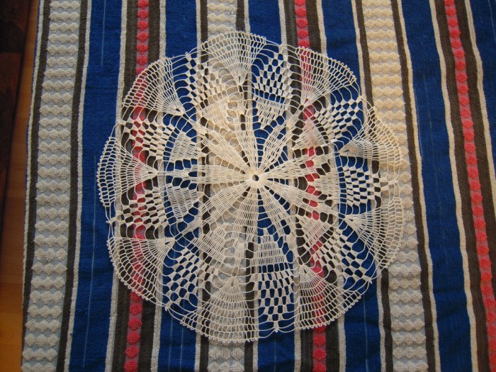 Macrame (mileu) de culoare alba cu diametrul de 38 centimetri