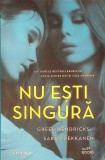 Nu Esti Singura - Greer Hendricks, Litera, 2021, Buzz Books, Roman, Paperback, 459 pagini