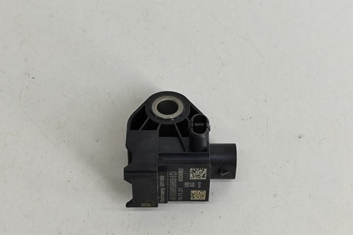 Senzor de impact dreapta spate PORSCHE Taycan 2022 OEM: 4B0959651D,4B0.959.651.D 25091228
