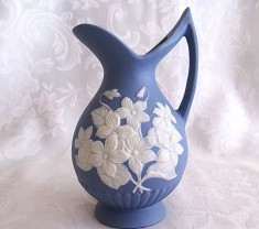 VAZA PORTELAN JASPERWARE BLUE CU DECOR FLORAL IN RELIEF 13 CM foto