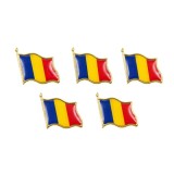 Cumpara ieftin Set 5 insigne steag tricolor Romania din metal auriu cu email, model brosa cu ac de siguranta, 20 x 20 mm