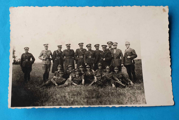 Fotografie veche tip carte postala ofiteri romani - tinuta de campanie anii 1930