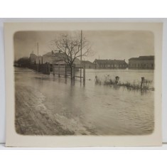 IMAGINE DIN TIMPUL UNEI INUNDATII , FOTOGRAFIE INTERBELICA