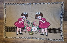 Peretar vechi cusatura chilim pe etamina, doua fetite, un cos cu flori, fluturi, anii 60-70, Romania