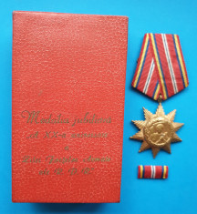 Set complet decoratie militara Republica Populara medalie cutie si bareta 1964 foto