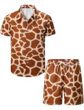 Set 2 piese pentru bărbați: cămașă hawaiiană și pantaloni scurți cu imprimeu de girafă &ndash; Maro M