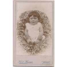 Fotografie tip CDV - perioada interbelica, reprezentand un copil mic