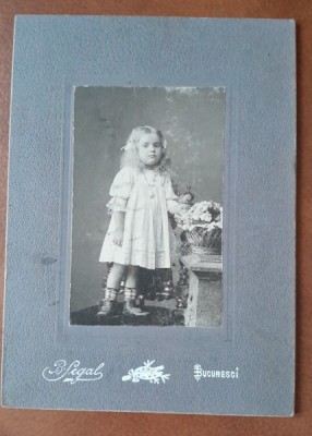 Fotografie pe carton, fetita blonda, inceput de secol XX foto