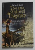 ZBOR SPRE OSTROVUL DRAGONILOR , CRONICILE DRAGONULUI , CARTEA A DOUA de LUCINDA HARE , 2017 * PREZINTA HALOURI DE APA
