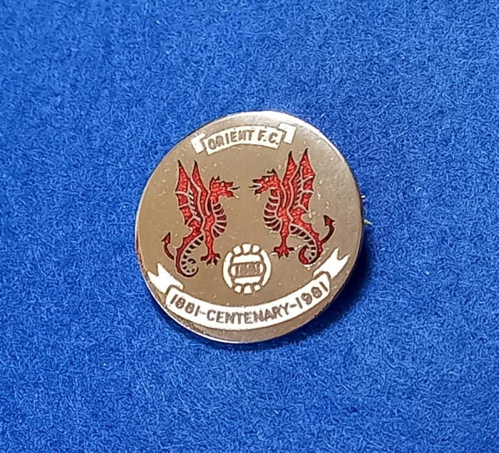 Insigna metalica fotbal - ORIENT FC (Anglia) - aniversare 1881-1981