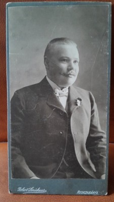 Fotografie pe carton, barbat cu mustata, perioada interbelica foto