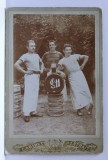 STUDIO ' GEORG WEISS ' LEOPOLDSDORF , TREI TINERI LANGA BUTOAIE DE BERE , FOTO CABINET , INCEPUT DE SECOL XX