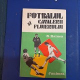Carte Fotbalul si cavalerii Fluierului de N. Rainea