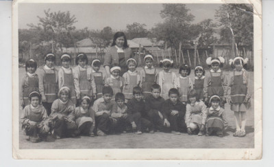 M1 A 37 - FOTO - Fotografie foarte veche - copii clasa I in uniforma - anii 1960 foto