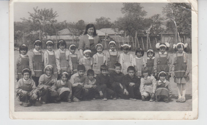 M1 A 37 - FOTO - Fotografie foarte veche - copii clasa I in uniforma - anii 1960