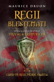 Regii blestemați. C&acirc;nd un rege pierde Franța (vol. 7), Litera