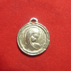 Medalion vechi Sf.Maria - metal alb (posibil argint) , d= 1,7 cm