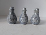 Lot 3 solnite sare si pier, vintage, ceramice, glazura cu sare albastru deschis si decor cu albastru, 8cm inaltime, marcate P.S.K