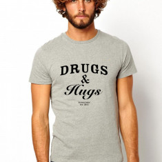 Tricou barbati gri Drugs & Hugs - L