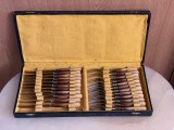 Cumpara ieftin SET VINTAGE FRANTUZESC PENTRU COCKTAIL 12 FURCULITE SI 11 CUTITE
