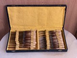 SUPERB SET VINTAGE FRANTUZESC PENTRU COCKTAIL 12 FURCULITE SI 11 CUTITE