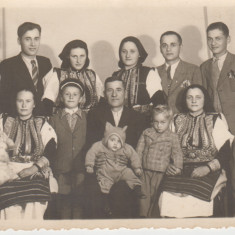 M5 B46 - FOTO - FOTOGRAFIE FOARTE VECHE - familie traditionala - anii 1940