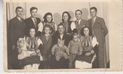 M5 B46 - FOTO - FOTOGRAFIE FOARTE VECHE - familie traditionala - anii 1940 foto