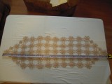 Macrame (mileu) de culoare bej avand dimensiunea aproximativa de 105x32 cm