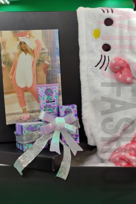 CAD58-225 Cadou de Craciun - Pijama pufoasa si creme de fata foto