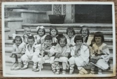 Copii de gradinita in port popular// foto anii &#039;40