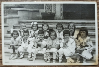 Copii de gradinita in port popular// foto anii &amp;#039;40 foto
