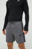 Adidas pantaloni scurți de antrenament Essentials Chelsea bărbați, culoarea gri IC1494