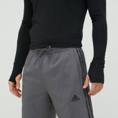 adidas pantaloni scurți de antrenament Essentials Chelsea bărbați, culoarea gri IC1494