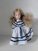 Papusa portelan, vintage, 15cm inaltime, in haine de epoca