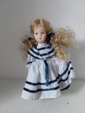 Papusa portelan, vintage, 15cm inaltime, in haine de epoca