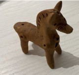 Jucărie veche de lut 2 / fluier zoomorf / ocarină / țuruiancă / formă de căluț, copilărie tradițională, satul rom&acirc;nesc 8 x 9 cm, de colectie