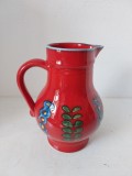 Vaza ceramica / carafa cu cioc, vintage, glazura rosie decor stilizat cu flori si frunze, 19cm inaltime