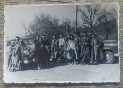 Tineri cu automobile de epoca// Moreni, 1959 foto