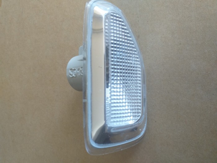 Lampa semnalizare aripa fata DREAPTA Logan2 261601801R .Nou si original Renault