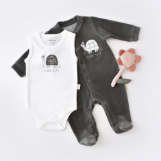 Set Broscuta cu salopeta si body din 80%bumbac organic si 20% poliester - Antracit, BabyCosy (Marime: 6-9 luni)